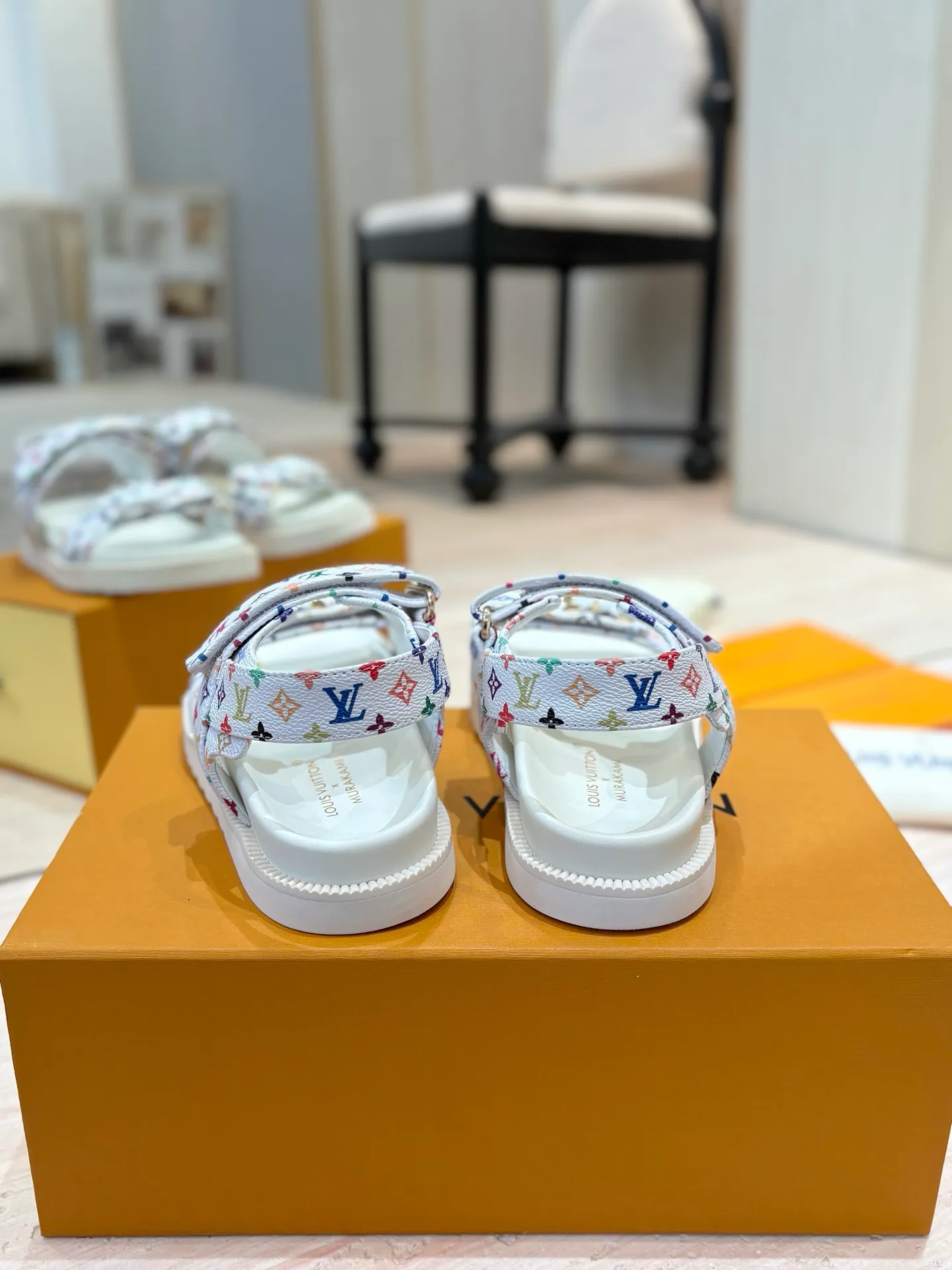 👟👟Ex-factory price 460👟👟 LV 2025 spring and summer new products 🥰 Popular LV donkey brand counters Embossed logo embossed sandals This Pool Pillow Comfort flat sandals are made of technical fabrics and use high-frequency embossing technology to reinterpret the Monogram pattern. Soft padded upper with adjustable Velcro, comfortable and tough insole adds harmonious colors 👍New hard goods, purchasing agent level! Full of high-end feel! A popular model among bloggers at home and abroad, it’s retro and fashionable and looks amazing on your feet! The official website's main recommendation 👍👍 ✅ Upper: waterproof special original fabric ✅ Inner lining: imported mixed sheepskin ✅ Outsole: original molded foam outsole ✅ Number of sizes: women's size 35-45 (women's size 41 men's 38.45, custom-made, non-refundable) ✅ Packaging: full set of drawer boxes ​